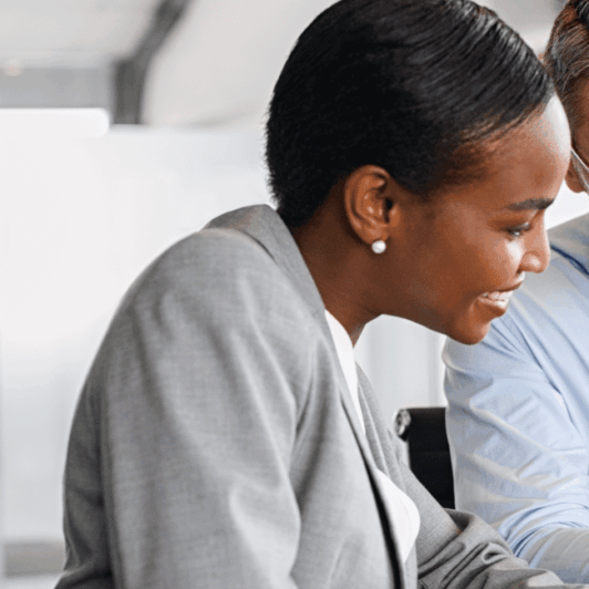 Deux professionnels consultant une tablette au bureau