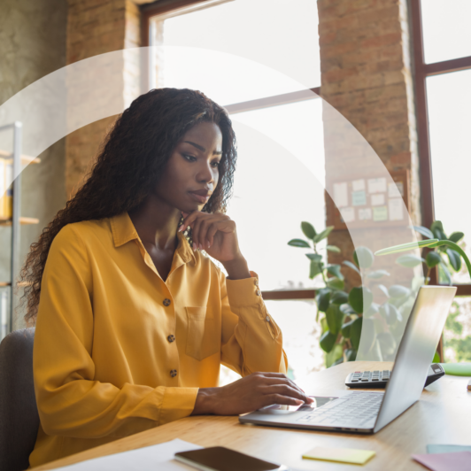 Femme trente ans devant ordinateur de travail formations SST