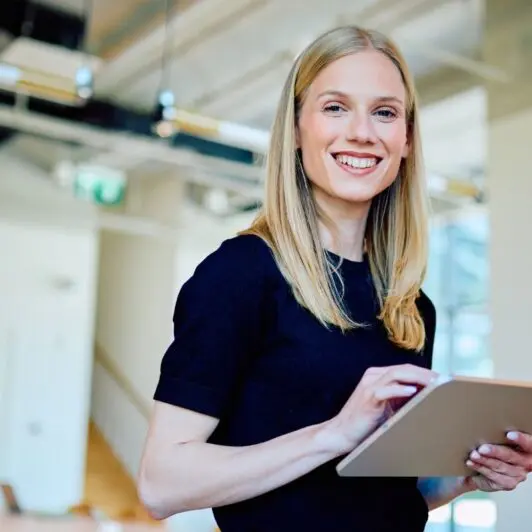 Jeune femme au travail