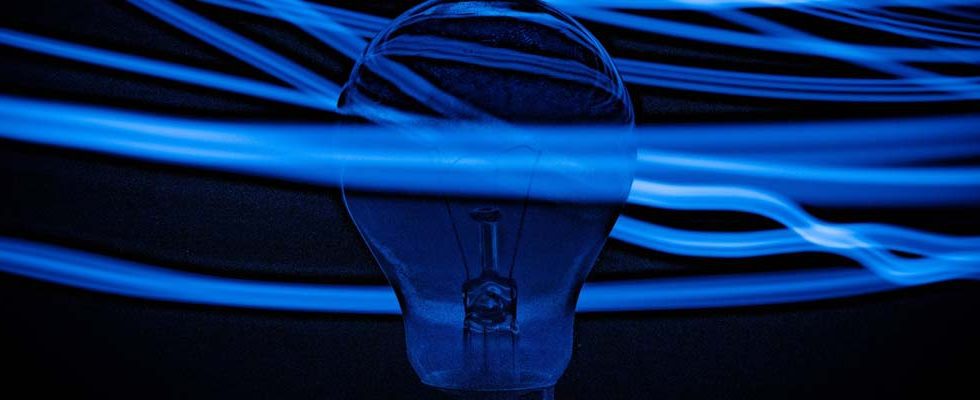 ampoule sur fond bleu