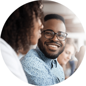 visage etudiant lunettes sourire rond e1694710790645 300x300 1