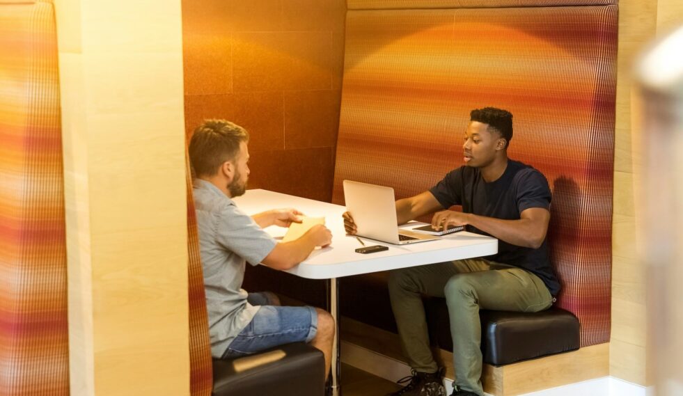 Service HR linkedin sales solutions AXDunSs n4 unsplash